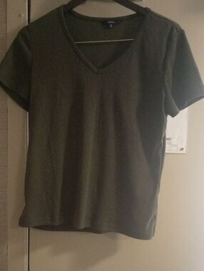 Reitmans Olive Ribbed V-Neck Men’s Tee